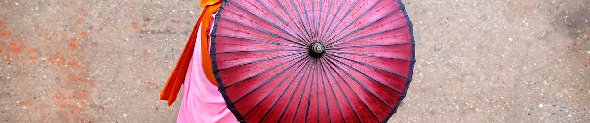 nonne sous un parapluie, Birmanie