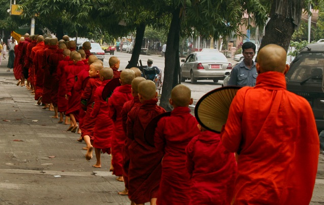 bouddhisme en Birmanie, jeunes moines Rangoon