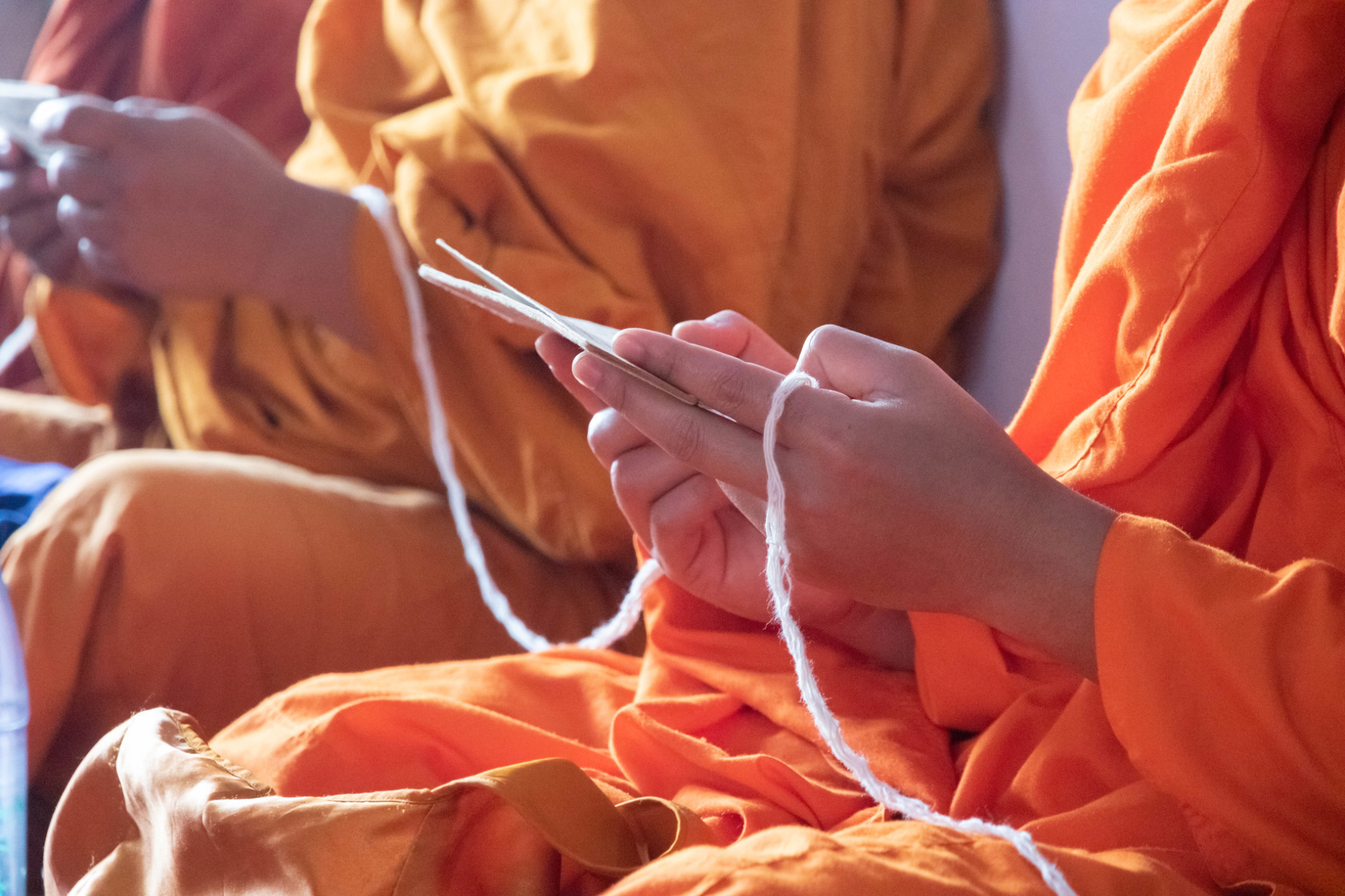 moines lisant le Dharma, Birmanie