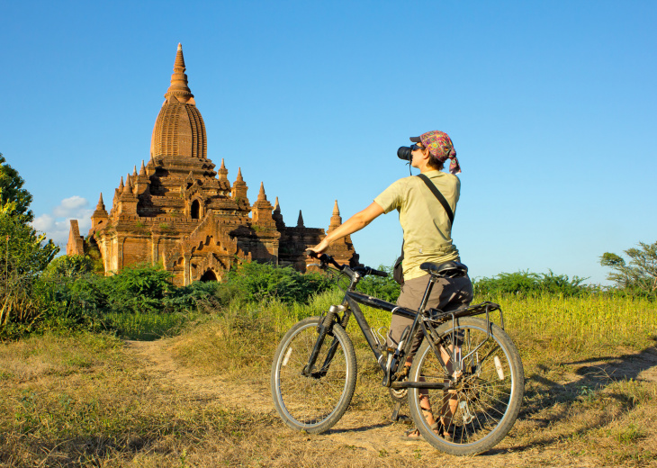 Photographe à vélo, Bagan, Myanmar