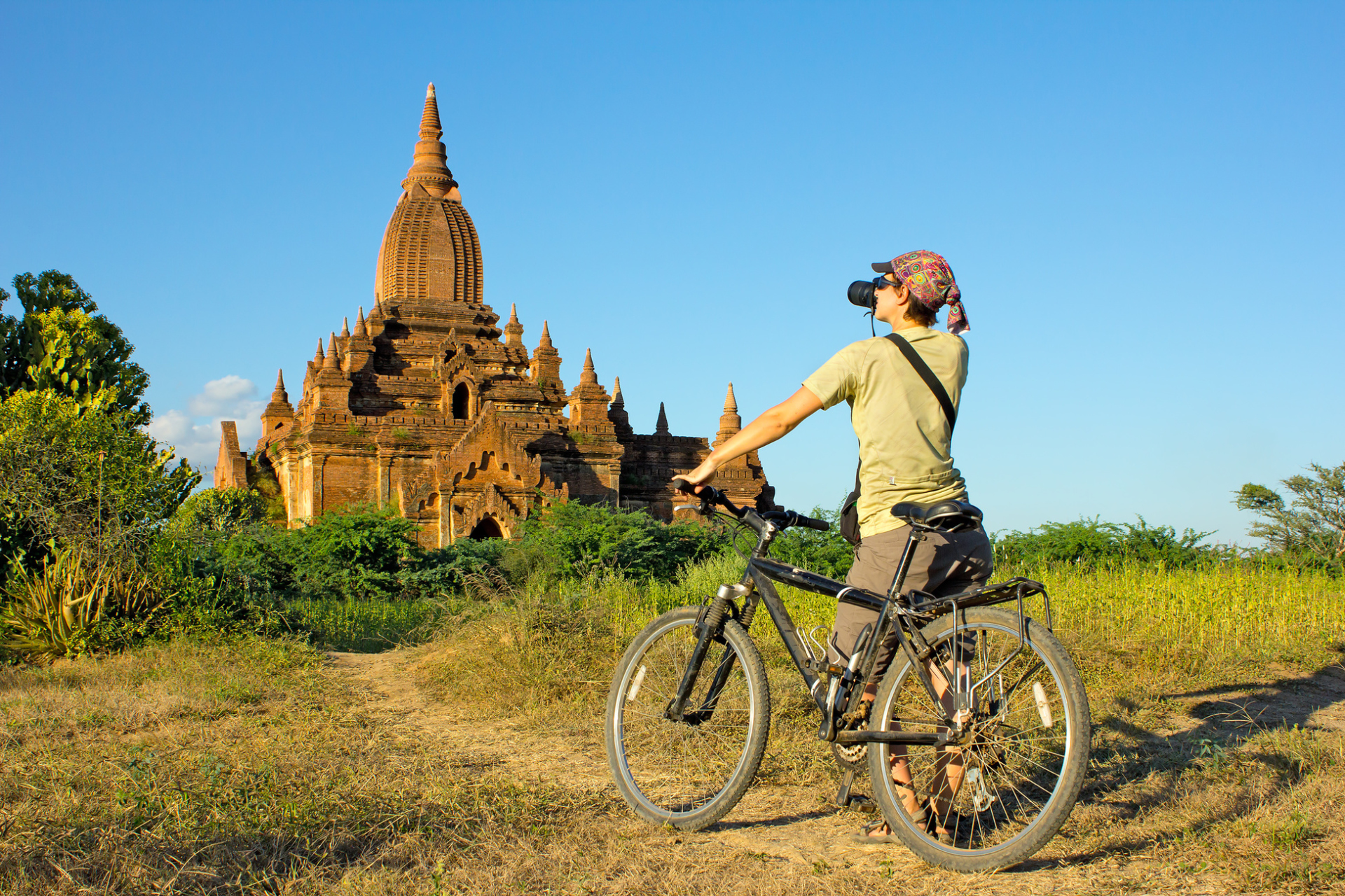 Photographe à vélo, Bagan, Myanmar