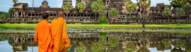 Deux moines devant le site d'Angkor Wat