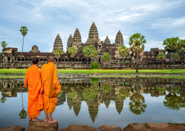 Deux moines devant le site d'Angkor Wat