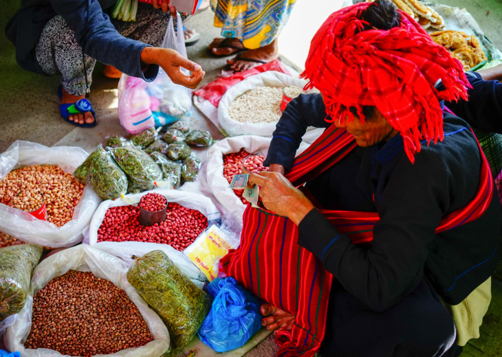 Femme marché local à Yangon, Birmanie