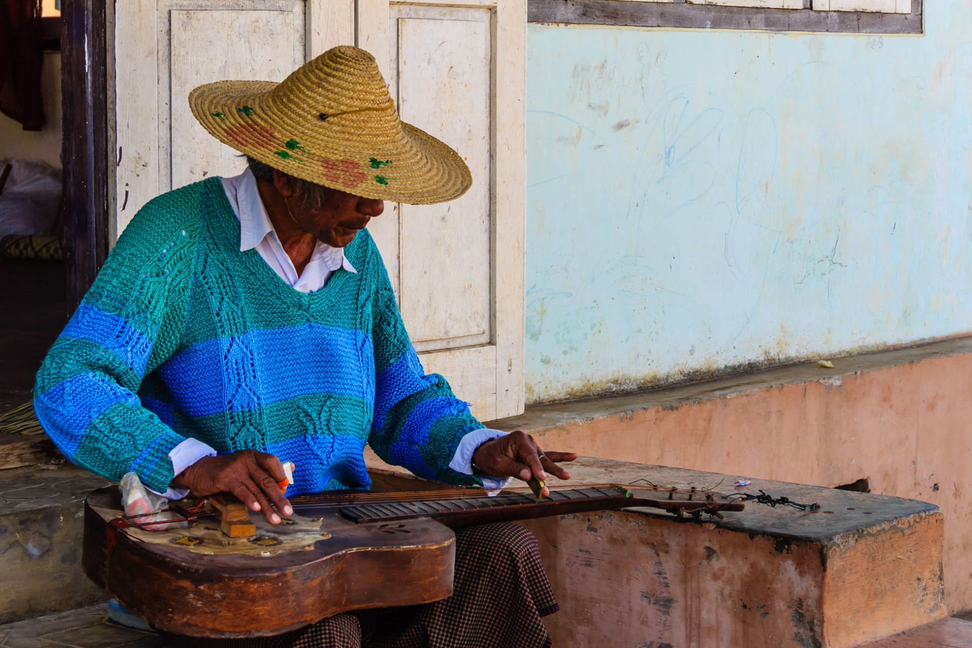 joueur de guitare à Nyaung Shwe