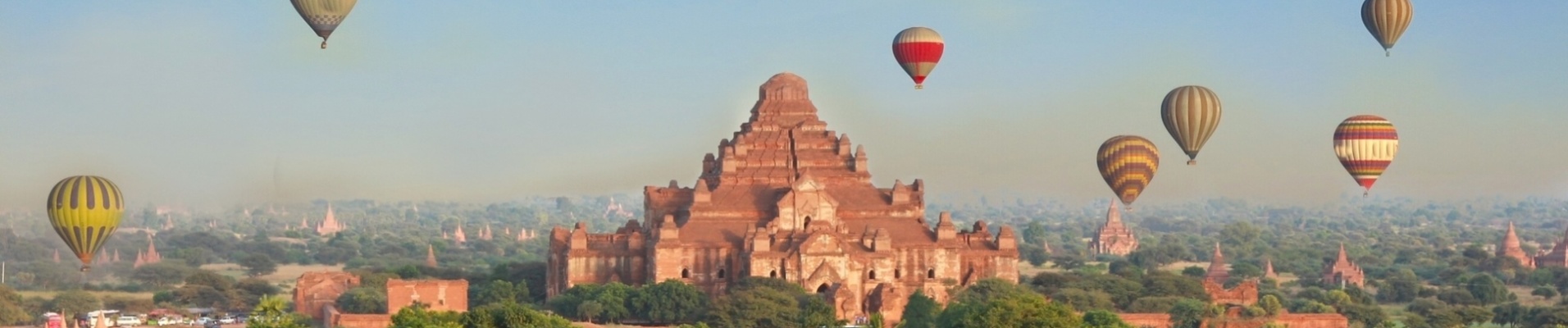 Montgolfière dans le ciel de Bagan
