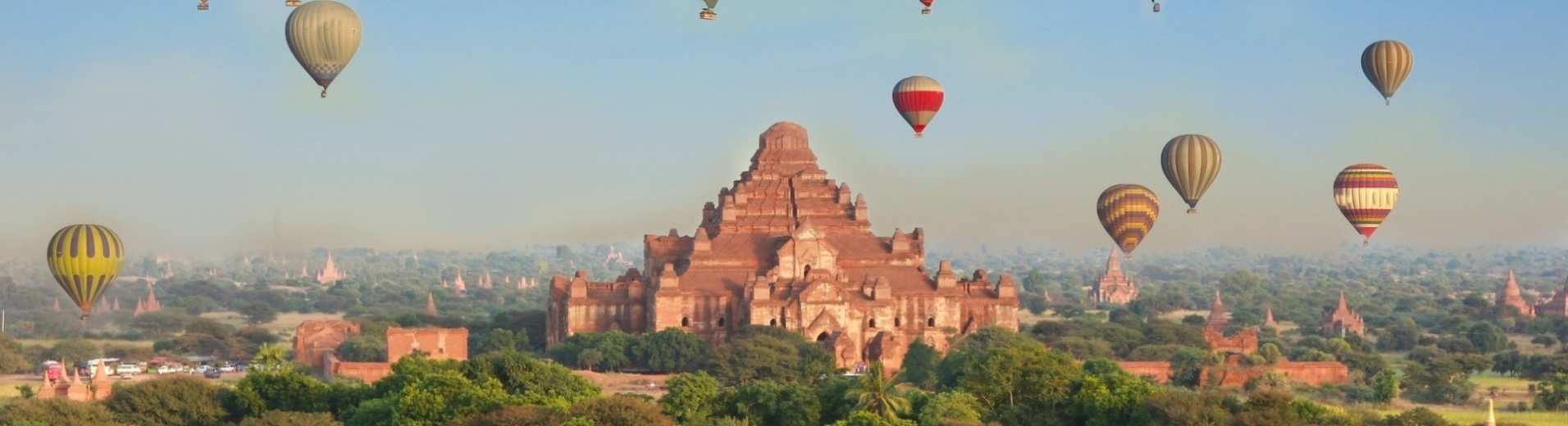 Montgolfière dans le ciel de Bagan