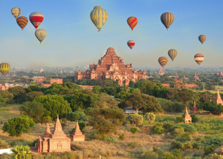 Montgolfière dans le ciel de Bagan