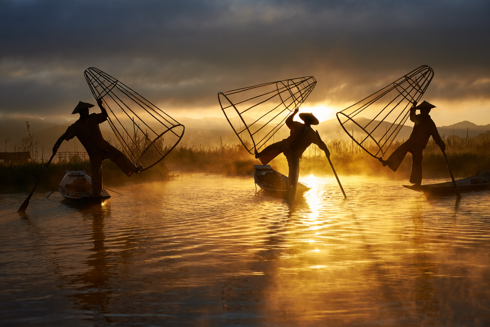 silhouettes de pêcheurs, Lac Inle