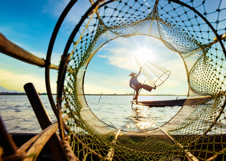 Traditional Burmese fisherman, lac Inle