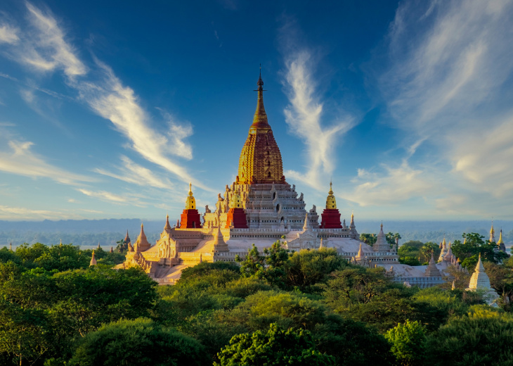 Vue sur le temple Anada, Birmanie