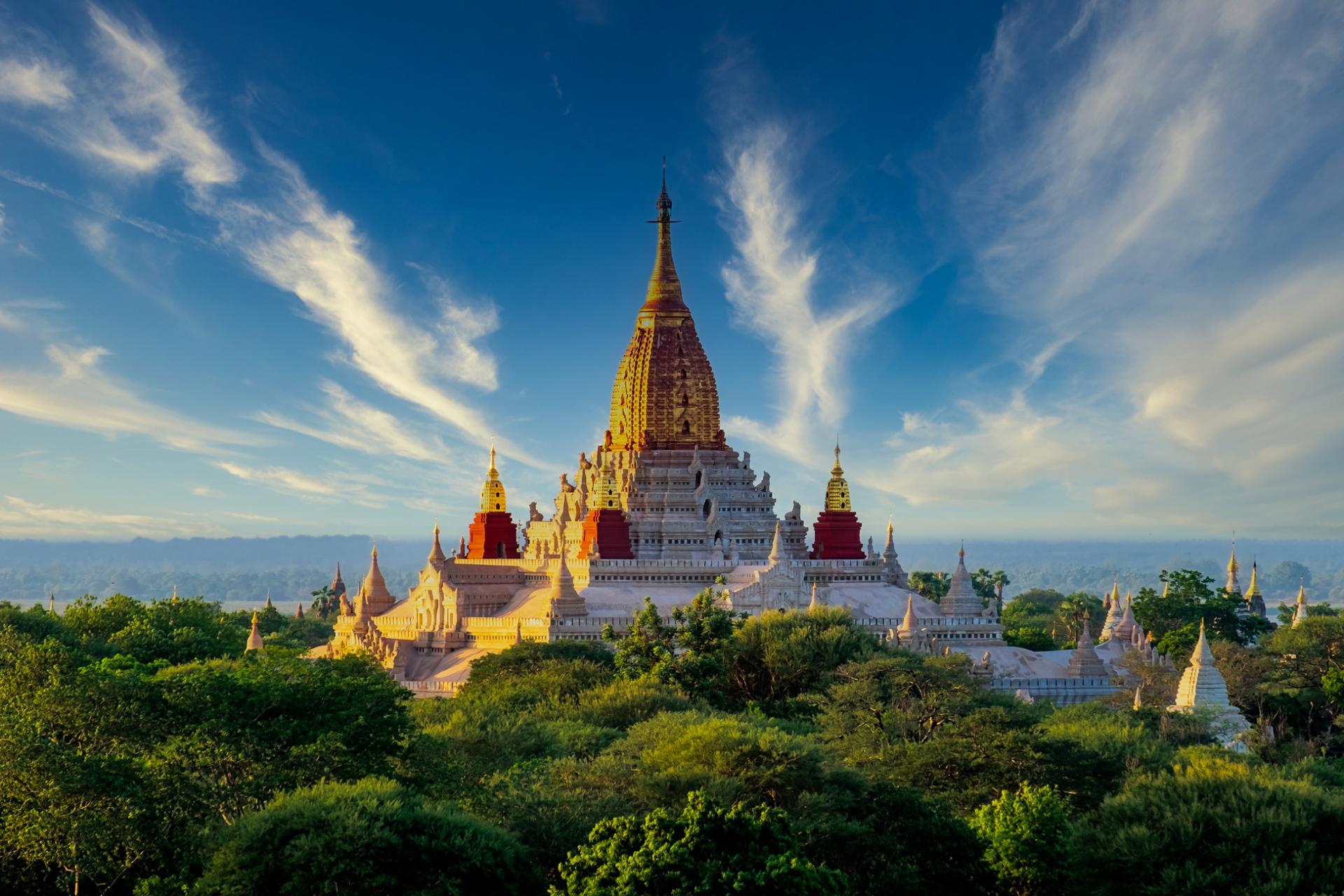 Vue sur le temple Anada, Birmanie
