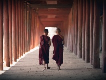 Jeunes moines dans un temple, Salay, Birmanie