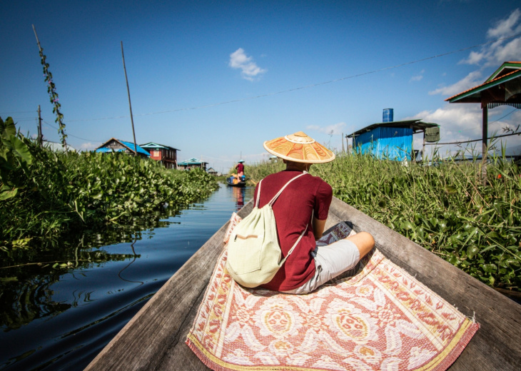 Homme dans une pirogue, lac Inle