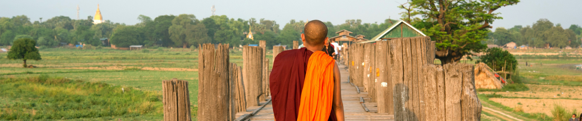 Moine bouddhiste sur le pont Ubein, Amarapura