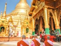 Nonnes devant la pagode Shwedagon, Yangon